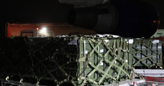 Samolot transportujący 90 ton amerykańskiej broni wylądował na lotnisku w Kijowie - poinformowała w sobotę ambasada USA na Ukrainie. "Militarna pomoc skierowana na Ukrainę przez prezydenta Joe Bidena dotarła dziś w nocy. Dostarczonych zostało 90 ton broni, w tym amunicji dla znajdujących się na froncie obrońców Ukrainy" - podano na Twitterze ambasady.