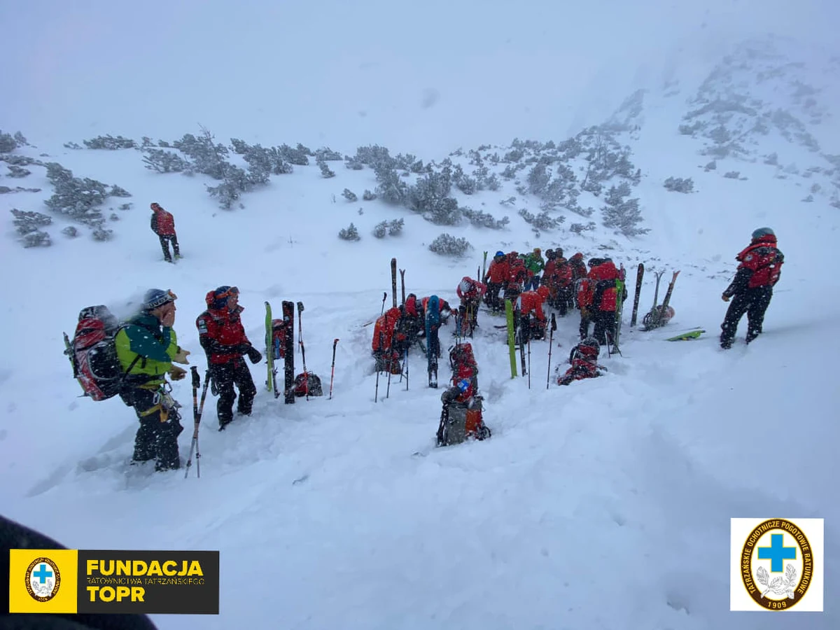 Trójka turystów utknęła w piątek pod wieczór na Kopie Kondrackiej w Tatrach. Z uwagi na bardzo trudne warunki ratownicy TOPR nie mogli dotrzeć do poszkodowanych, ale za pomocą drona dostarczyli im koce termiczne i pakiety grzewcze. W sobotę o 16. zostali sprowadzeni na dół – poinformował ratownik dyżurny TOPR.