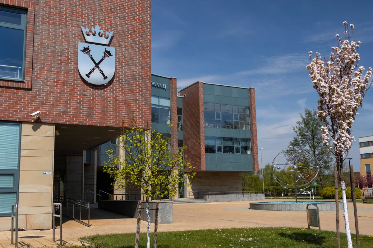 "W związku z rosnącą liczbą zakażeń wirusem Covid-19 podjąłem decyzję o zmianie trybu pracy uczelni do końca semestru zimowego" – poinformował rektor Uniwersytetu Jagiellońskiego prof. Jacek Popiel w liście do społeczności akademickiej.