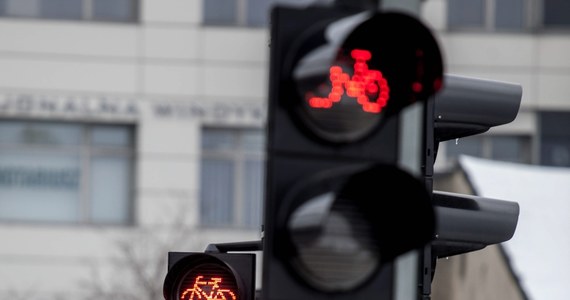 Nietrzeźwa kobieta i jej 6-letnia córka trafiły do szpitala po wypadku w podwarszawskiej miejscowości Jawczyce. Na oznakowanym przejściu dla pieszych potrącił je samochód. 