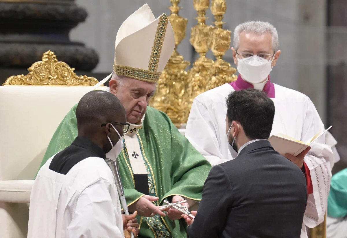 Papież Franciszek podczas mszy w Niedzielę Słowa Bożego apelował do wierzących, by wsłuchiwali się w cierpienia i krzyk ubogich, byli wrażliwi na przemoc i niesprawiedliwość, które "ranią społeczeństwo i planetę". „Nie bądźmy chrześcijanami obojętnymi” - wezwał.