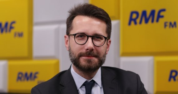 „Nie da się ukryć. Problem z cenami, zwłaszcza energii, jest. Rząd ma ograniczone narzędzia i w ramach tych narzędzi przyjęliśmy tarcze antyinflacyjne” – mówił Radosław Fogiel w Porannej rozmowie w RMF FM, pytany o problem drożyzny w sklepach. „Satysfakcjonowałoby wszystkich, jakby można było za pstryknięciem palca wrócić do cen gazu, które były” – dodał polityk, przyznając, że taki scenariusz nie jest możliwy.
 