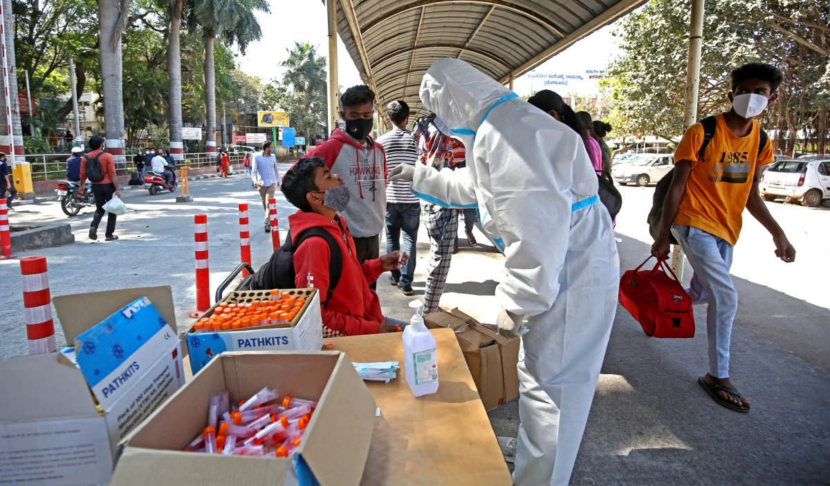 W ciągu ostatnich 24 godzin w Indiach koronawirusem zakaziły się 333 533 osoby. Z powodu Covid-19 zmarło 525 osób - poinformował indyjski rząd. Jest to czwarty dzień z rzędu, kiedy liczba nowych przypadków zakażeń SARS-CoV-2 przekracza 300 tys.