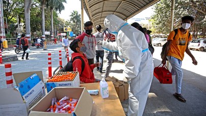 Indie: Czwarty dzień z rzędu ponad 300 tys. zakażeń koronawirusem