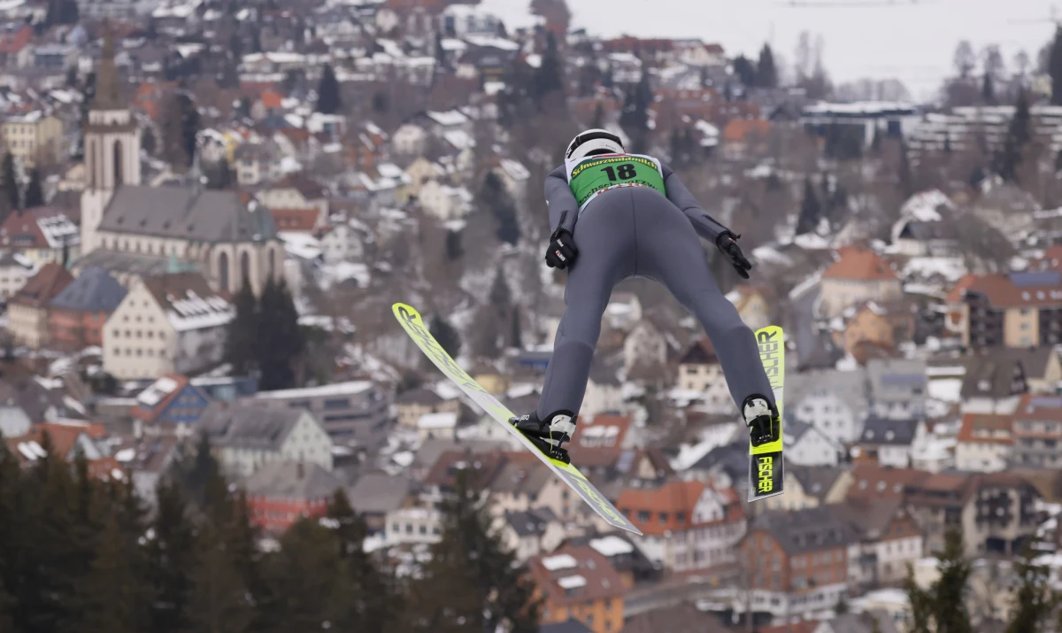 Andrzej Stękała zajął 29. miejsce w niedzielnym konkursie Pucharu Świata w skokach narciarskich w niemieckim Titisee-Neustadt. Zwyciężył Niemiec Karl Geiger, który najlepszy był także w sobotę i umocnił się na prowadzeniu w klasyfikacji generalnej.