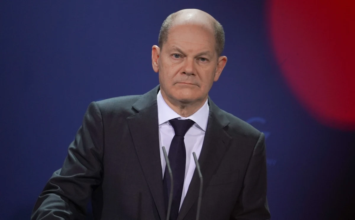 W niedzielnym wywiadzie dla dziennika "Sueddeutsche Zeitung" kanclerz Olaf Scholz w kwestii żądania Rosji, by NATO wykluczyło przyjęcie Ukrainy do sojuszu obronnego stwierdził, że nie może być takiej gwarancji. Dodał też, że przyjęcie kolejnych krajów Europy Wschodniej "i tak nie jest w tej chwili na porządku dziennym".