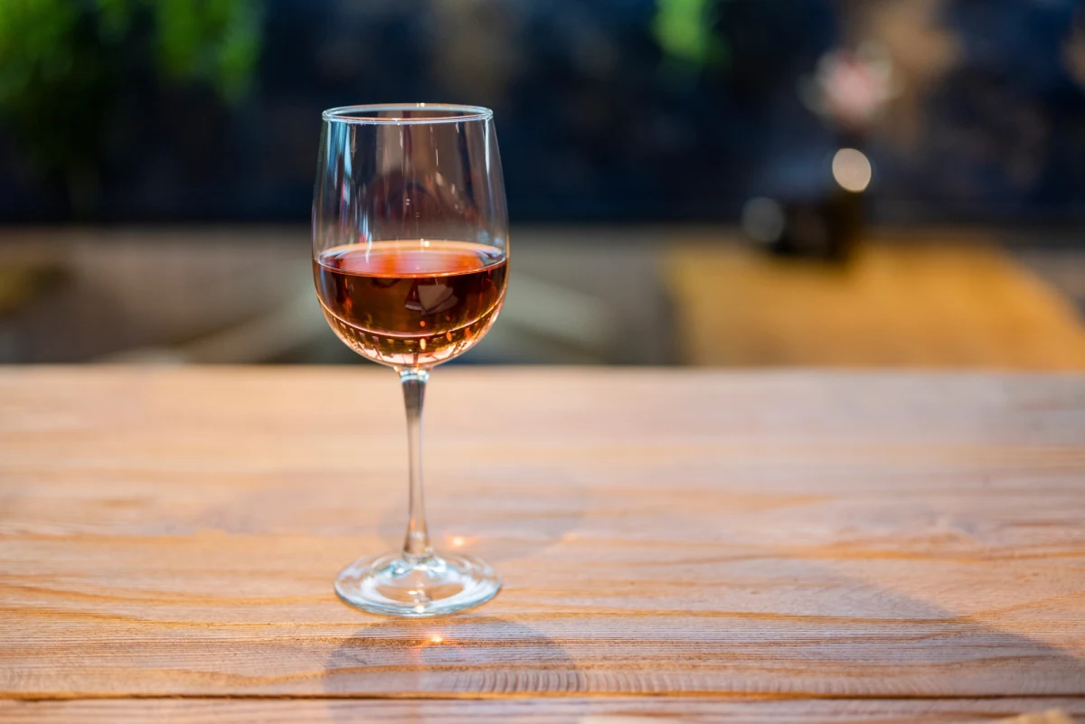 Najnowsze badania chińskich naukowców, którzy przeanalizowali dane z Wielkiej Brytanii wskazują, że alkohol redukuje ryzyko zachorowania na Covid-19. Nie chodzi jednak o dowolny alkohol. Większość rodzajów napojów z procentami przynosi raczej odwrotny efekt. 