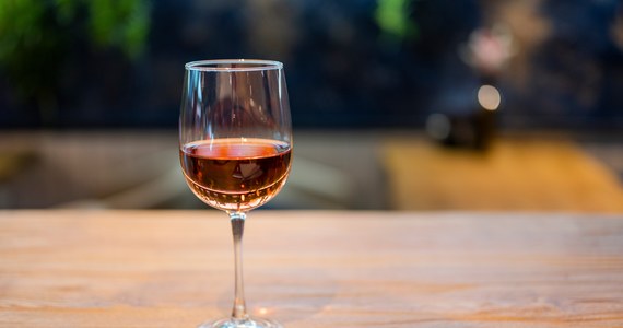 Najnowsze badania chińskich naukowców, którzy przeanalizowali dane z Wielkiej Brytanii wskazują, że alkohol redukuje ryzyko zachorowania na Covid-19. Nie chodzi jednak o dowolny alkohol. Większość rodzajów napojów z procentami przynosi raczej odwrotny efekt. 
