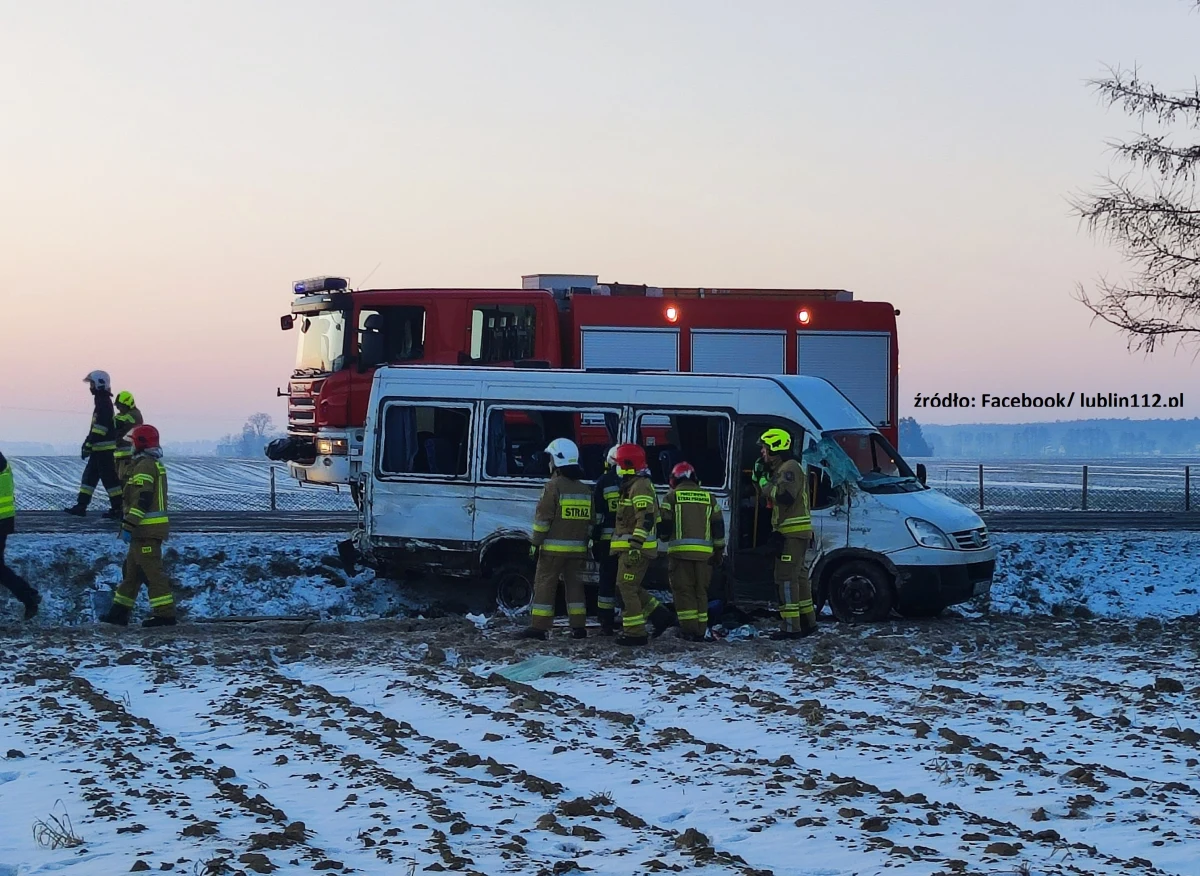 13 osób zostało rannych w zderzeniu samochodu ciężarowego z busem na drodze krajowej 82 na odcinku Łęczna - Lublin, w miejscowości Zofiówka (Lubelskie). Policja poszukuje kierowcy ciężarówki, który uciekł z miejsca wypadku. 
