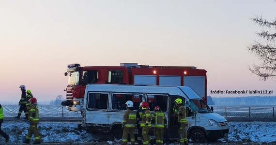 13 osób zostało rannych w zderzeniu samochodu ciężarowego z busem na drodze krajowej 82 na odcinku Łęczna - Lublin, w miejscowości Zofiówka (Lubelskie). Policja poszukuje kierowcy ciężarówki, który uciekł z miejsca wypadku. 