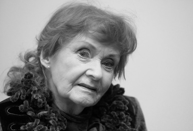 Barbara Krafftówna mówiła najwięcej o sobie, gdy zakładała maskę. Zawsze uważała, że nie może być w teatrze prywatnie, wymyślała swoją postać także od strony charakteryzacji - mówi PAP Remigiusz Grzela, dramaturg, biograf zmarłej legendy polskiego kina.