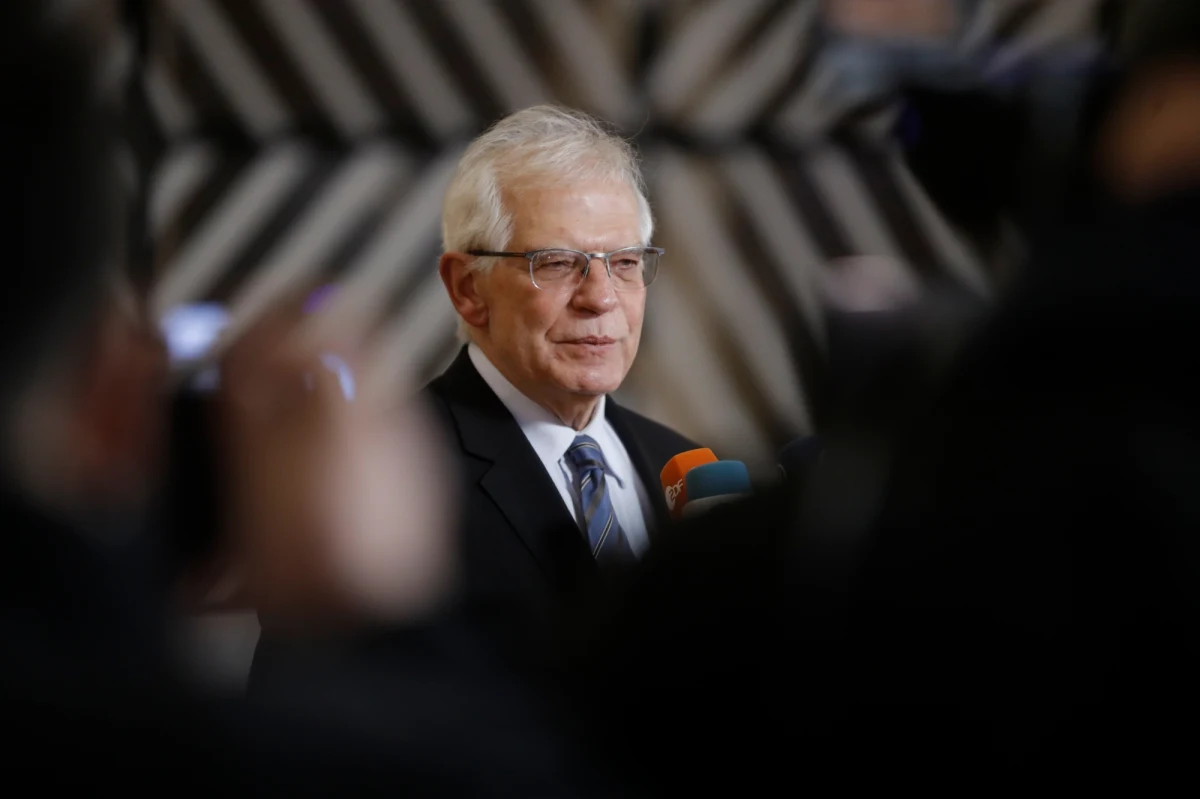 Nie pójdziemy w ślady władz USA i nie wycofamy naszych dyplomatów z Ukrainy - oświadczył w poniedziałek w Brukseli przed rozpoczęciem spotkania z ministrami spraw zagranicznych krajów UE wysoki przedstawiciel Unii Europejskiej ds. zagranicznych Josep Borrell.