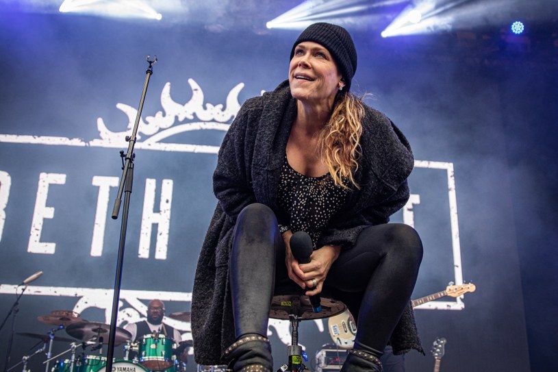 50 lat kończy Beth Hart - wokalistka rockowa i bluesowa. Chociaż jej życie nie było usłane różami, mało kto może pochwalić się takimi współpracownikami jak m.in. Joe Bonamassa, czy Chad Smith z Red Hot Chili Peppers. 