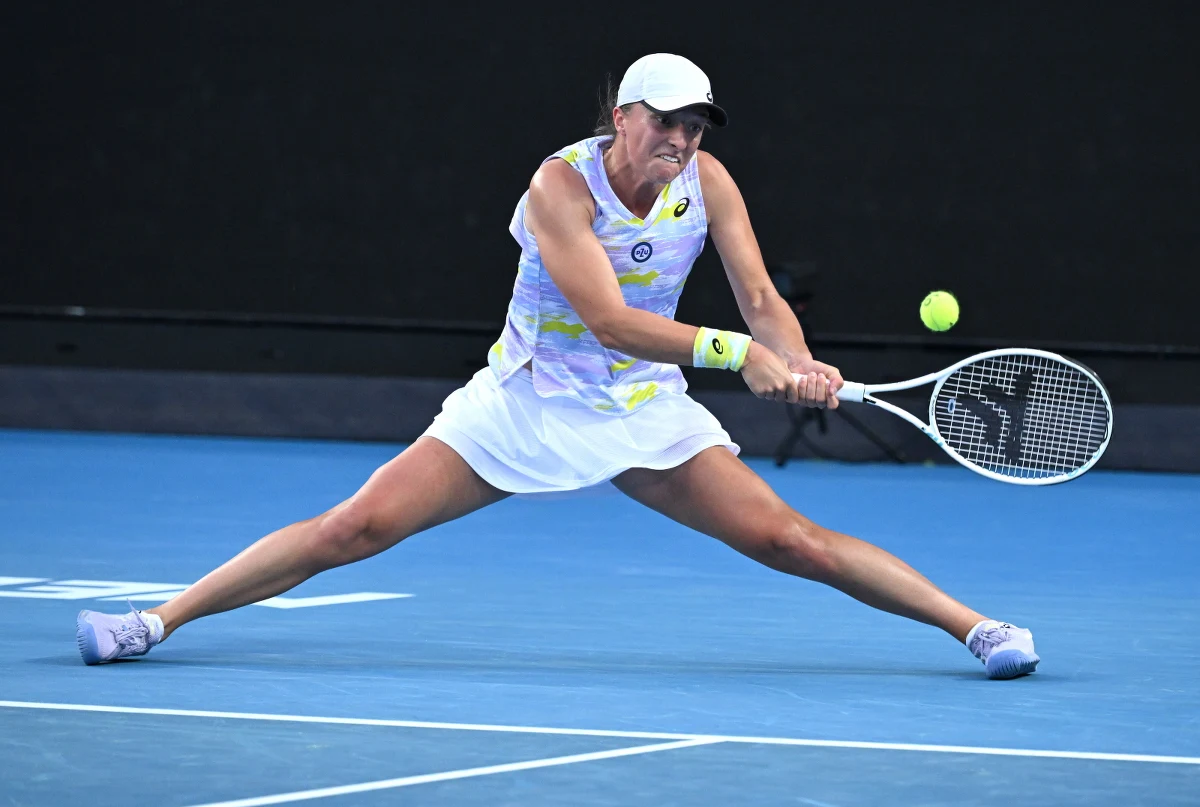 Po emocjonującym spotkaniu Iga Świątek, po raz pierwszy w karierze, awansowała do ćwierćfinału wielkoszlemowego Australian Open w Melbourne. Polka pokonała 5:7, 6:3, 6:3 Rumunkę Soranę Cirsteę. Mecz trwał dwie i pół godziny. Rywalką Świątek w ćwierćfinale w środę będzie Estonka Kaia Kanepi.