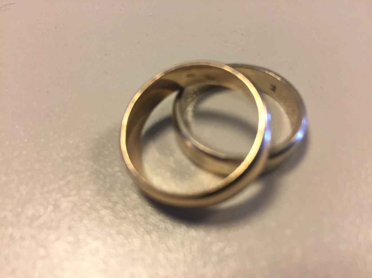 Pan młody, zamiast na przyjęcie weselne po wstąpieniu w związek małżeński, z urzędu stanu cywilnego trafił wprost do zakładu karnego. Był poszukiwany listem gończym za przestępstwa kradzieży i kradzieży z włamaniem. Najbliższe dwa i pół roku spędzi w zakładzie karnym.