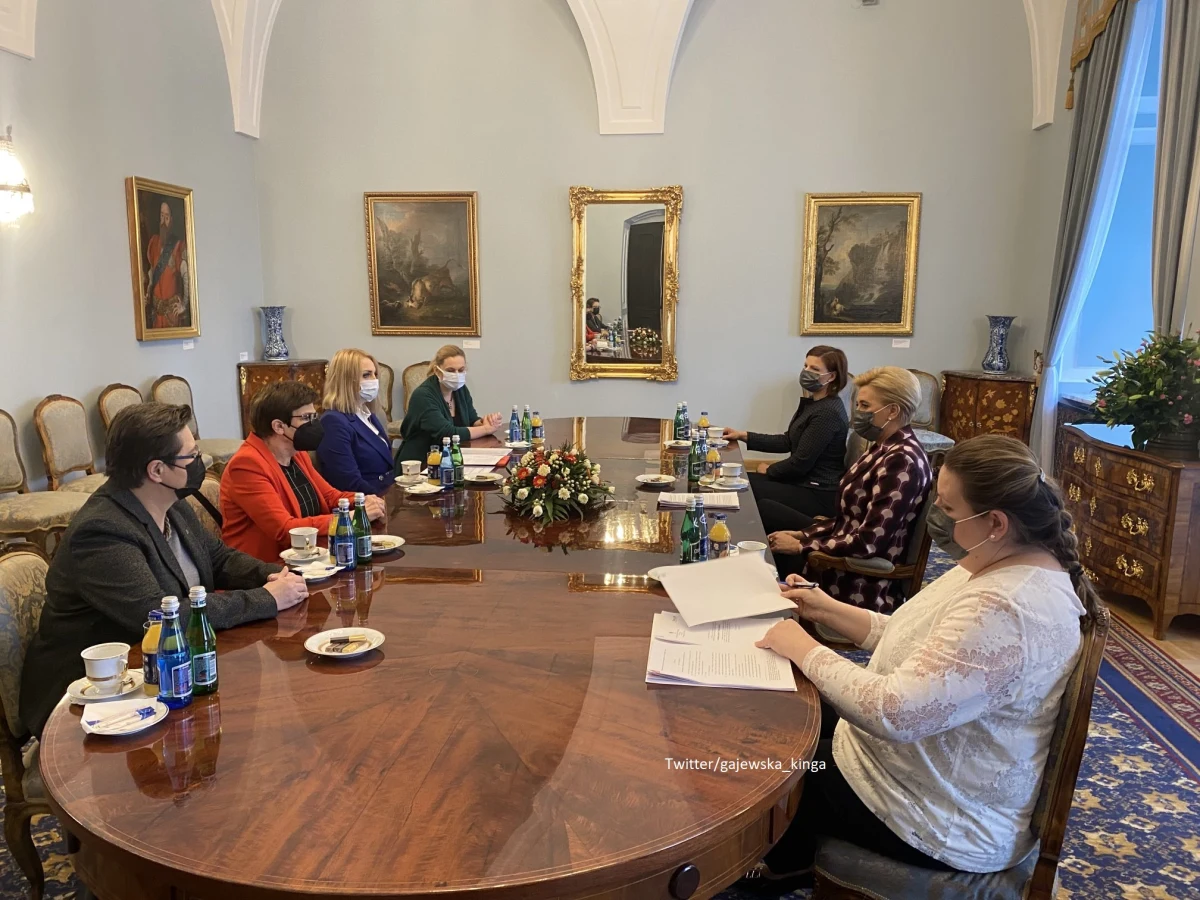 W poniedziałek w południe w Pałacu Prezydenckim z małżonką prezydenta Agatą Kornhauser-Dudą spotkały się posłanki KO. Rozmowy dotyczyły noweli Prawa oświatowego. "Pierwsza dama podzieliła nasze obawy, co do zapisów noweli Prawa oświatowego, m.in. w sprawie zwalniania dyrektorów szkół bez wypowiedzenia i kompetencji kuratorów, dotyczących wpuszczania organizacji pozarządowych do szkół" - relacjonowały parlamentarzystki.