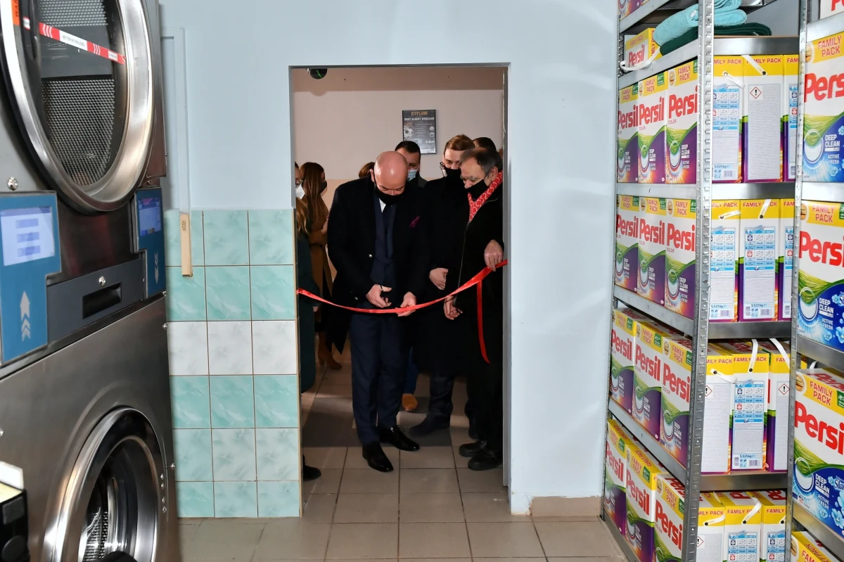 Zaczęło się od czwartkowego otwarcia Pralni Społecznie Odpowiedzialnej we Wrocławiu. W uroczystości uczestniczył wrocławski biskup, jednak darczyńca pralek do placówki - firma Henkel - nie chciała, aby biskup je poświęcił. Doszło do zgrzytu, biskup opuścił wydarzenie, a właściciel pralni ogłosił, że odda pralki Henkelowi. Wówczas firma wyraziła ubolewanie i przeprosiła biskupa. Ma zostać ustalony nowy termin poświęcenia.