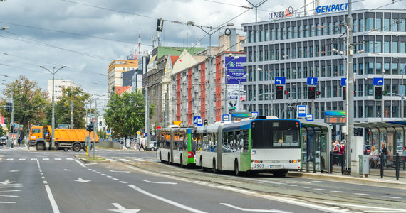 W Szczecinie 48-latek zwrócił młodszemu mężczyźnie uwagę, że ten zbyt głośno słucha muzyki w autobusie. "Meloman" postanowił się zemścić po wyjściu z pojazdu. Agresor był nietrzeźwy i jest już w rękach policji.