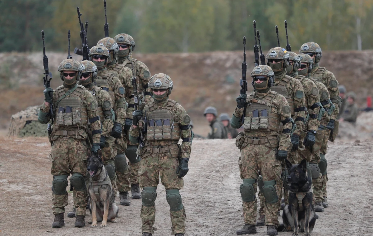 ​Dwie trzecie Polaków uważa, że w przypadku inwazji Rosji, nasz kraj powinien wesprzeć Ukrainę - wynika z sondażu United Surveys dla RMF FM i "Dziennika Gazety Prawnej". Badani mieli różne pomysły, jak można byłoby pomóc wschodniemu sąsiadowi.