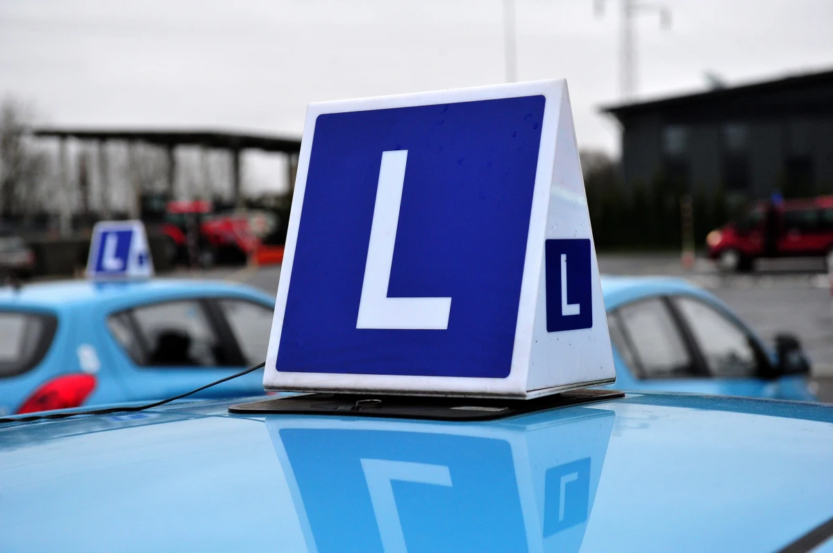 Do bazy pytań wykorzystywanych na egzaminach teoretycznych na prawo jazdy przez wojewódzkie ośrodki ruchu drogowego trafiły w weekend zadania z błędami – dowiedział się reporter RMF FM Mariusz Piekarski. To może oznaczać, że dzisiejsze egzaminy trzeba będzie unieważnić lub powtórzyć. 