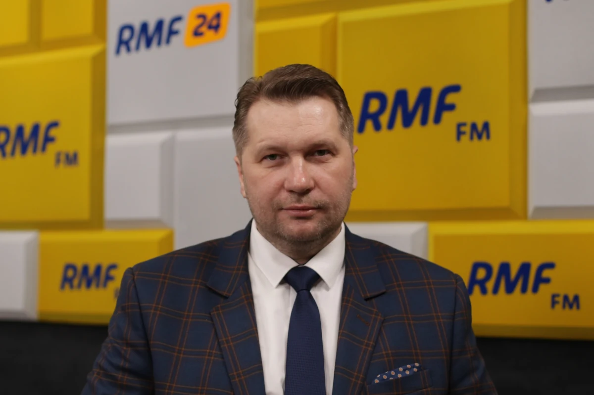 „Docierają do nas sygnały z wielkich miast – ale też nie wszystkich – takich jak Warszawa, gdzie ten problem się kumuluje i jest coraz większy. Mianowicie coraz więcej szkół, które dotyka koronawirus, przechodzi na naukę zdalną w poszczególnych klasach, bądź we wszystkich szkołach. Dziś wieczorem o 19:45 mamy spotkanie z Głównym Inspektorem Sanitarnym panem ministrem Saczką, z panią minister Marzeną Machałek, która stoi na czele rady ds. bezpieczeństwa przeciwcovidowego w naszym resorcie i będziemy debatować na ten temat, czy w ogóle - a jak w ogóle, to w których miejscach - naukę zdalną wprowadzać” – mówił o możliwości powrotu do nauki zdalnej w Popołudniowej rozmowie w RMF FM minister Przemysław Czarnek.