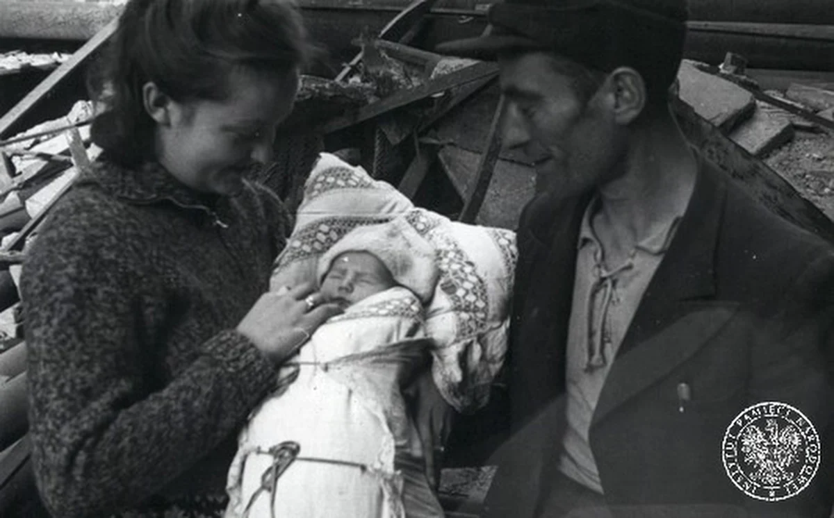 Na zdjęciu widać rodziców z nowo narodzonym dzieckiem. Ich radość, spokój dziecka i czysta biel becika kontrastują z morzem ruin w tle. Przez kilka miesięcy Instytut Pamięci Narodowej próbował ustalić, kto znajduję się na wyjątkowej fotografii z 1944 roku. Dziś ogłoszono, że zagadka została rozwiązana. 