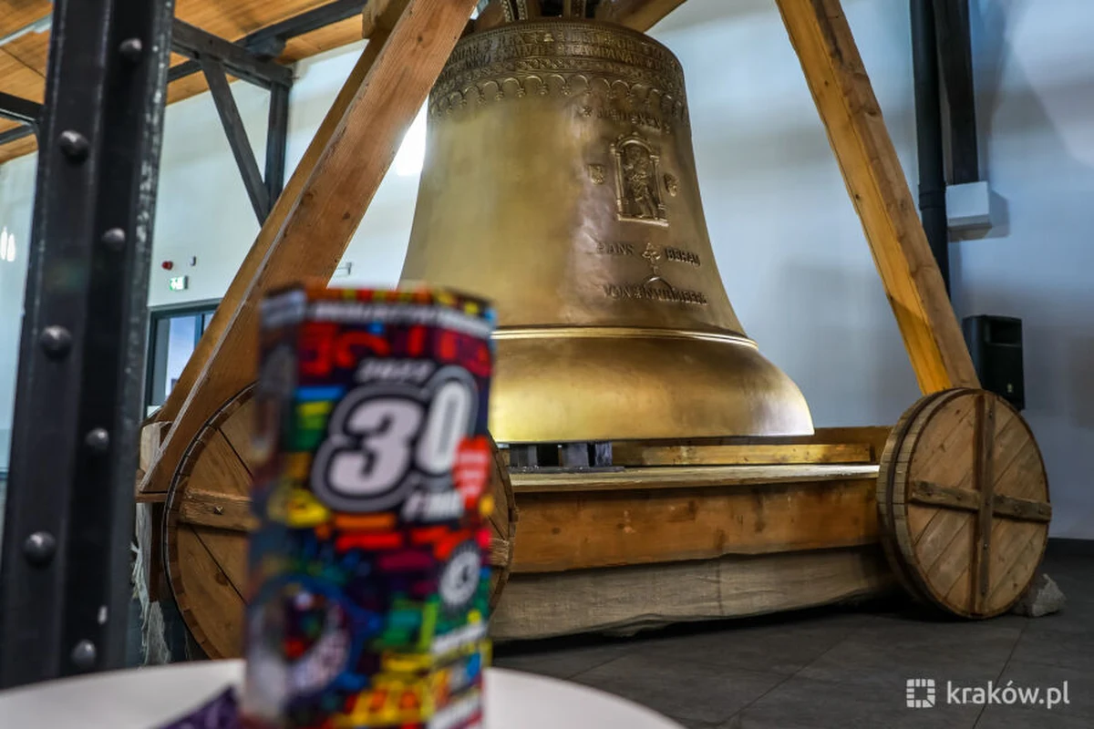 Replika dzwonu Zygmunt trafiła na licytację na rzecz 30. finału Wielkiej Orkiestry Świątecznej Pomocy. Bliźniaczo podobny, choć stukrotnie lżejszy od oryginału przedmiot, przekazali prezydent Krakowa i dyrektor Muzeum Inżynierii Miejskiej.