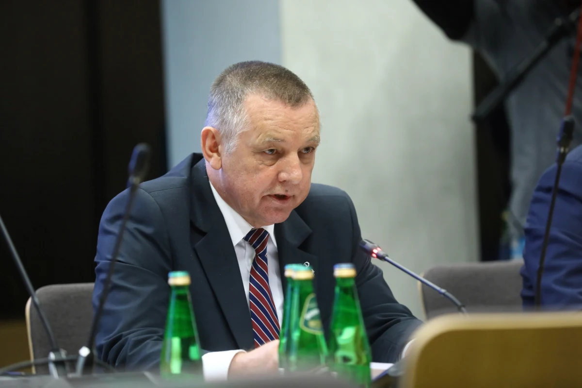 "Zwoływanie posiedzenia komisji ws. delegacji NIK na Białoruś to polityczny atak na mnie i na kontrolerów NIK" - uważa prezes Izby Marian Banaś. Przewodniczący delegacji do Mińska zapewnił, że rozmowy dotyczyły Puszczy Białowieskiej i nie przekazano stronie białoruskiej żadnych tajemnic państwowych. Połączone komisje spraw zagranicznych i kontroli państwowej zajmują się w poniedziałek grudniową wizytą delegacji NIK na Białorusi. 