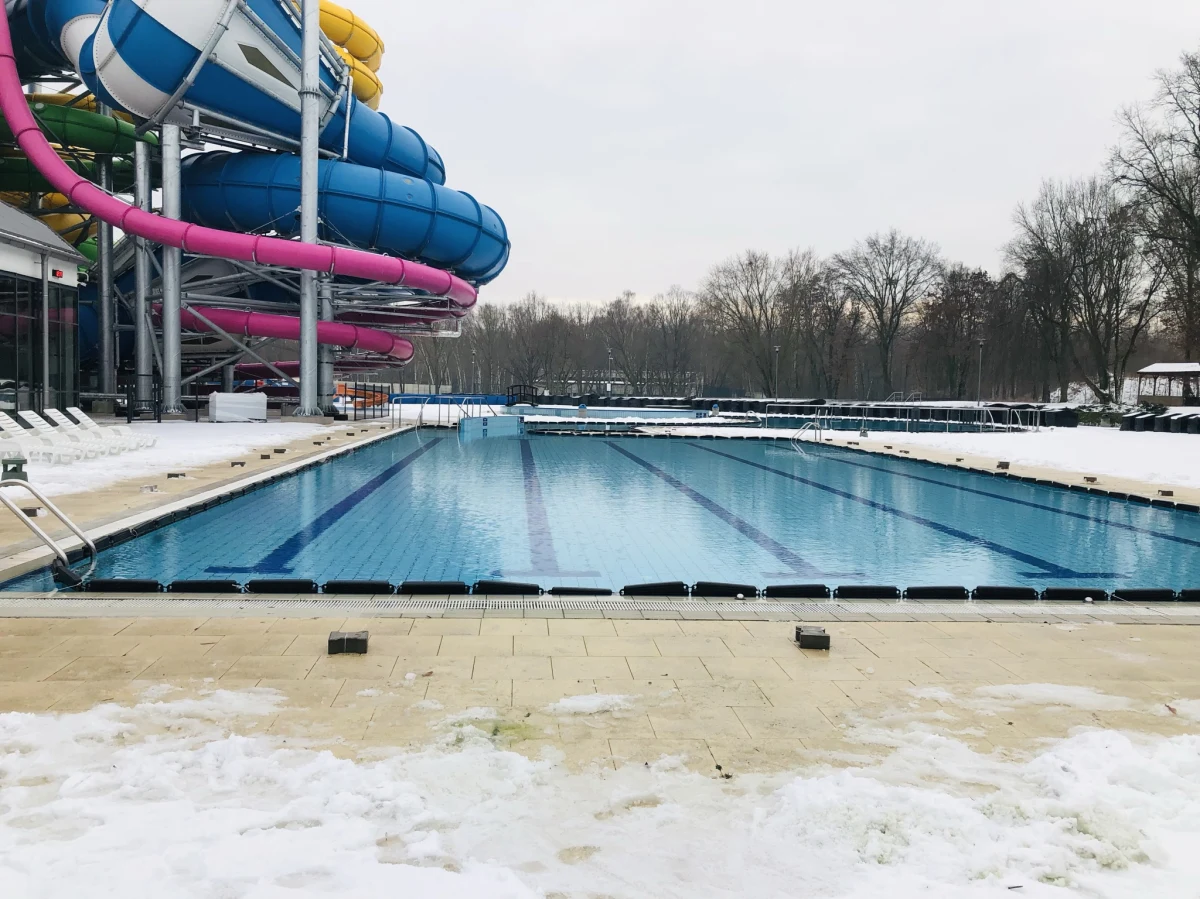 Czysta woda, która ma temperaturę około 4 stopni Celsjusza, opieka ratownika i leżaki do dyspozycji – z takich warunków za darmo mogą skorzystać morsy w Łodzi. Ta nowa propozycja miejskiego Aquaparku „Fala” to wyjście naprzeciw oczekiwaniom osób, które morsują i szukają mniej dzikich warunków. 