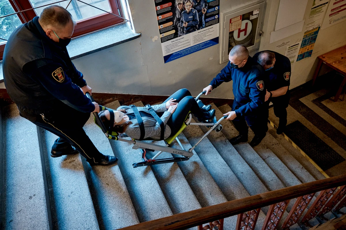 Fotel do ewakuacji, który kupił łódzki magistrat, pozwala bezpiecznie, w sposób komfortowy sprowadzić po schodach osobę niepełnosprawną ruchowo czy starszą. 