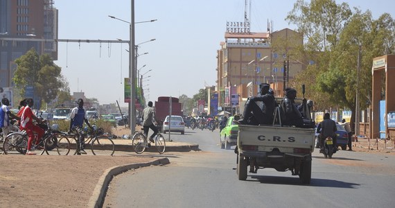 Zbuntowana armia w Burkina Faso poinformowała w poniedziałek, że usunęła z urzędu prezydenta Rocha Kabore'a, zawiesiła konstytucję, rozwiązała rząd i parlament oraz zamknęła granice. Reuters, powołując się na źródła w kręgach politycznych w tym kraju, przekazał, że Kabore podał się do dymisji.