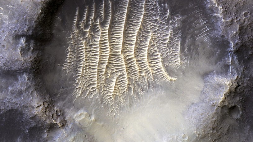 NASA opublikowała zapierający dech obraz jednego z kraterów uderzeniowych na Marsie. Jego wnętrze przypomina ziemską Saharę. Entuzjaści eksploracji kosmosu już szykują wyprawy do wnętrza tego obiektu.