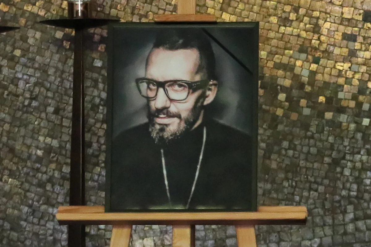 Na Kopie Cwila wieczorem uczczono, zmarłego 12 stycznia w wieku 39 lat, rapera "Pjusa". Zgromadzeni odpalili race, tworzące kształty krzyża i pseudonimu Karola Jerzego Nowakowskiego - "Pjus".