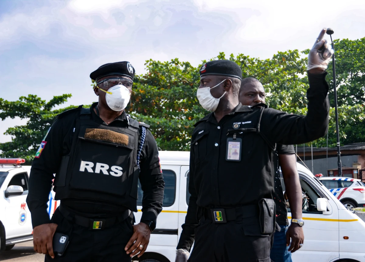 Osiem osób zginęło w wyniku wybuchu paniki przed stadionem w Jaunde przed meczem 1/8 finału piłkarskiego Pucharu Narodów Afryki - wynika ze wstępnego raportu kameruńskiego Ministerstwa Zdrowia. O tragedii dopiero po zakończeniu spotkania, w którym gospodarze wygrali z Komorami 2:1, poinformowały władze regionu oraz telewizja państwowa.