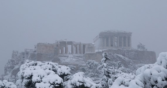 Intensywne opady śniegu spowodowały wczoraj chaos komunikacyjny w stolicy Grecji, Atenach. Śnieżyca "Elpida" uwięziła setki kierowców i pasażerów w pojazdach na autostradach. Z pomocą pospieszyła im grecka armia.