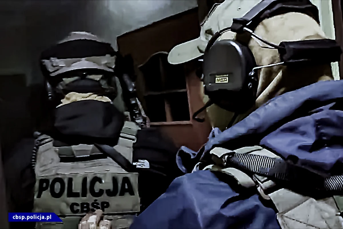 Policjanci z CBŚP oraz szwedzkie służby zlikwidowały kanał przerzutowy broni palnej, amunicji, tłumików oraz narkotyków z Polski na drugą stronę Bałtyku. Zatrzymano 7 osób. Operacja została przeprowadzona na terenie Polski i Szwecji. 