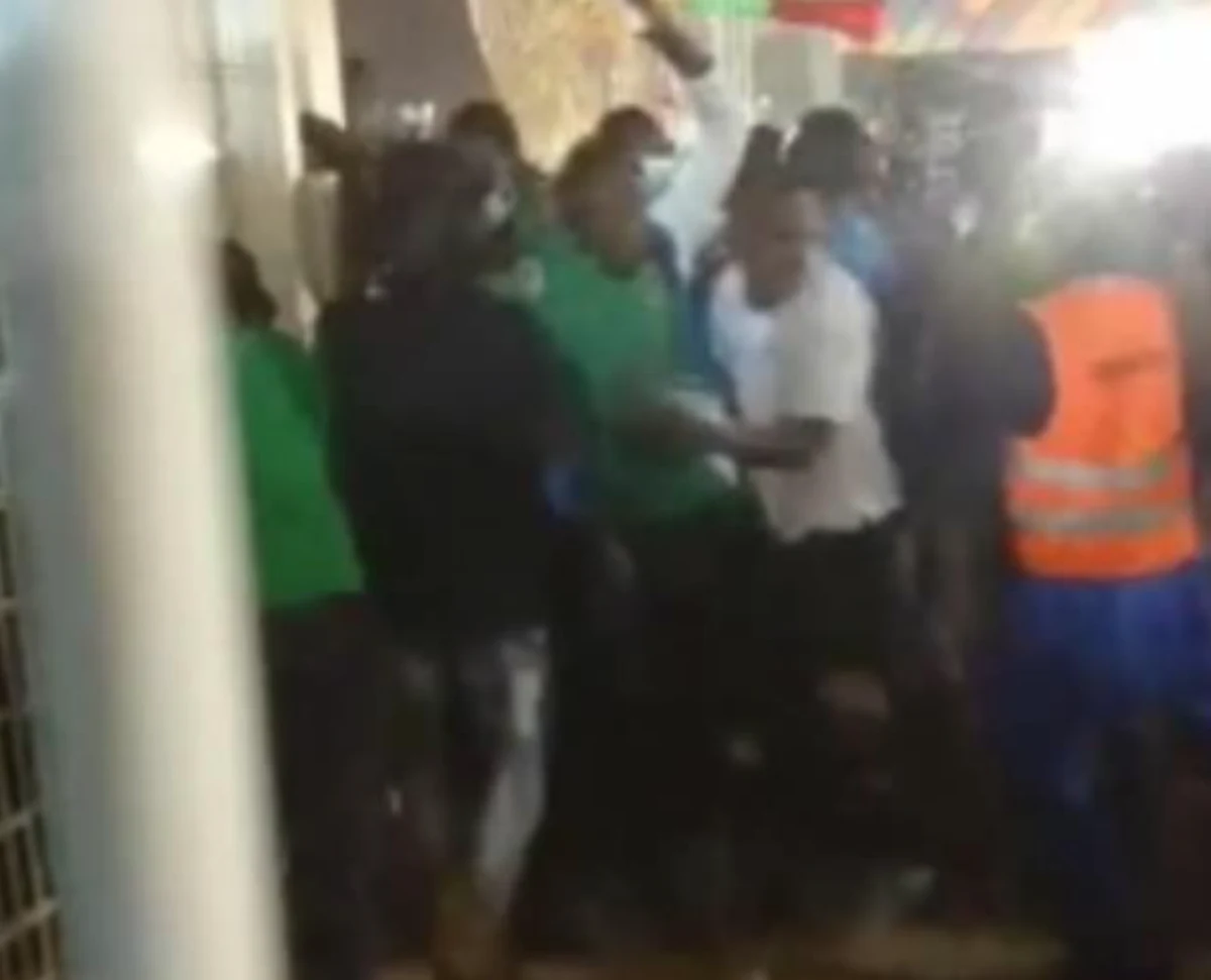 Co najmniej 8 osób zginęło, a około 50 zostało rannych po tym, jak wśród tłumu kibiców przed stadionem w Jaunde w Kamerunie wybuchła panika. Ludzie zebrali się przed areną, by dopingować piłkarzy w meczu z Komorami w 1/8 finału piłkarskiego Pucharu Narodów Afryki. Nie wszyscy mogli wejść na stadion ze względu na obostrzenia koronawirusowe.