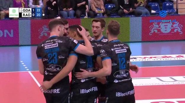 Skrót meczu Trefl Gdańsk - Cerrad Czarni Radom 3:0 (25:13, 25:23, 25:17).