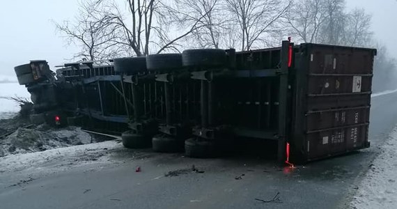 30 ton sprasowanej odzieży znajduje się w ciężarówce, która przewróciła się na bok w wyniku wypadku na drodze wojewódzkiej nr 796 pomiędzy Zawierciem a Dąbrową Górniczą (woj. śląskie). Aby podnieść ciężarówkę potrzeba ciężkiego sprzętu. W wyniku zdarzenia jedna osoba została niegroźnie ranna.