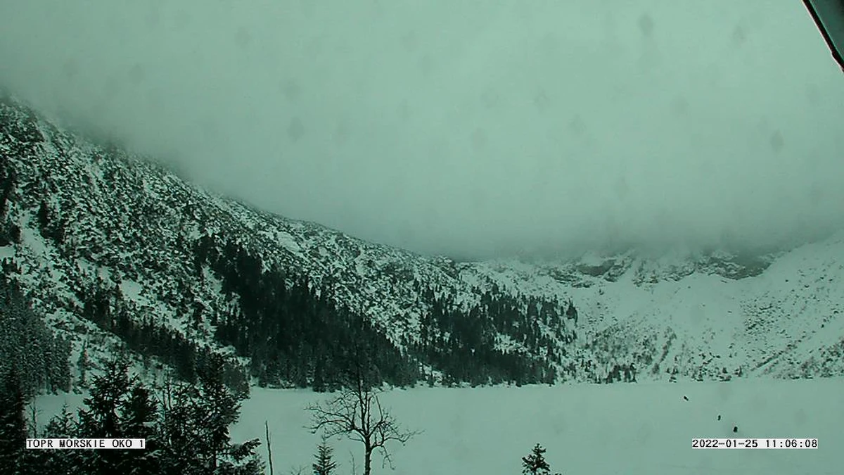 "Warunki do uprawiania turystyki w wyższych partiach Tatr są bardzo trudne i odradzamy aktywności powyżej górnej granicy lasu" - brzmi komunikat Tatrzańskiego Parku Narodowego wydany dziś. Bez zmian pozostaje trzeci stopień zagrożenia lawinowego.