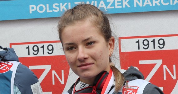 Dzień po zatwierdzeniu reprezentacji Polski na igrzyska olimpijskie z kadry wypadła biegaczka narciarska Zuzanna Fujak. Z powodu pozytywnego wyniku testu na koronawirusa 17-latka nie poleci do Pekinu. Jej miejsce zajmie o dwa lata starsza Karolina Kukuczka.