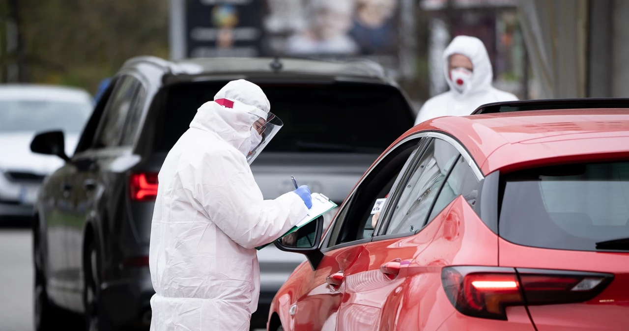 Kolejki do punktów, gdzie wykonywane są testy na koronawirusa 