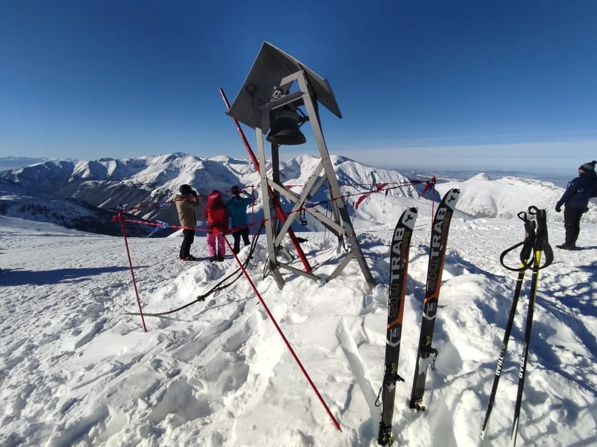 Stelaż dzwonu na szczycie Kasprowego Wierchu wymaga naprawy. Konstrukcja, na którym jest umieszczony dzwon, jest przekrzywiona. Sprawą zajął się Tatrzański Park Narodowy i Polskie Koleje Linowe.