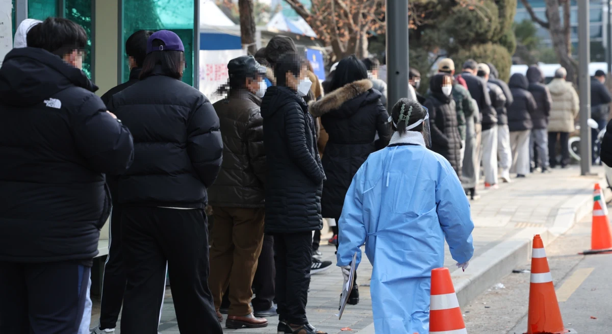 Omikron pozostaje na powierzchniach plastikowych znacznie dłużej niż poprzednie warianty koronawirusa - wykazało nowe badanie japońskich naukowców z Uniwersytetu Medycznego w Kyoto. Omikron może przetrwać na plastiku do 193,5 godziny - ok. 8 dni, a na skórze do ponad 21 godzin.