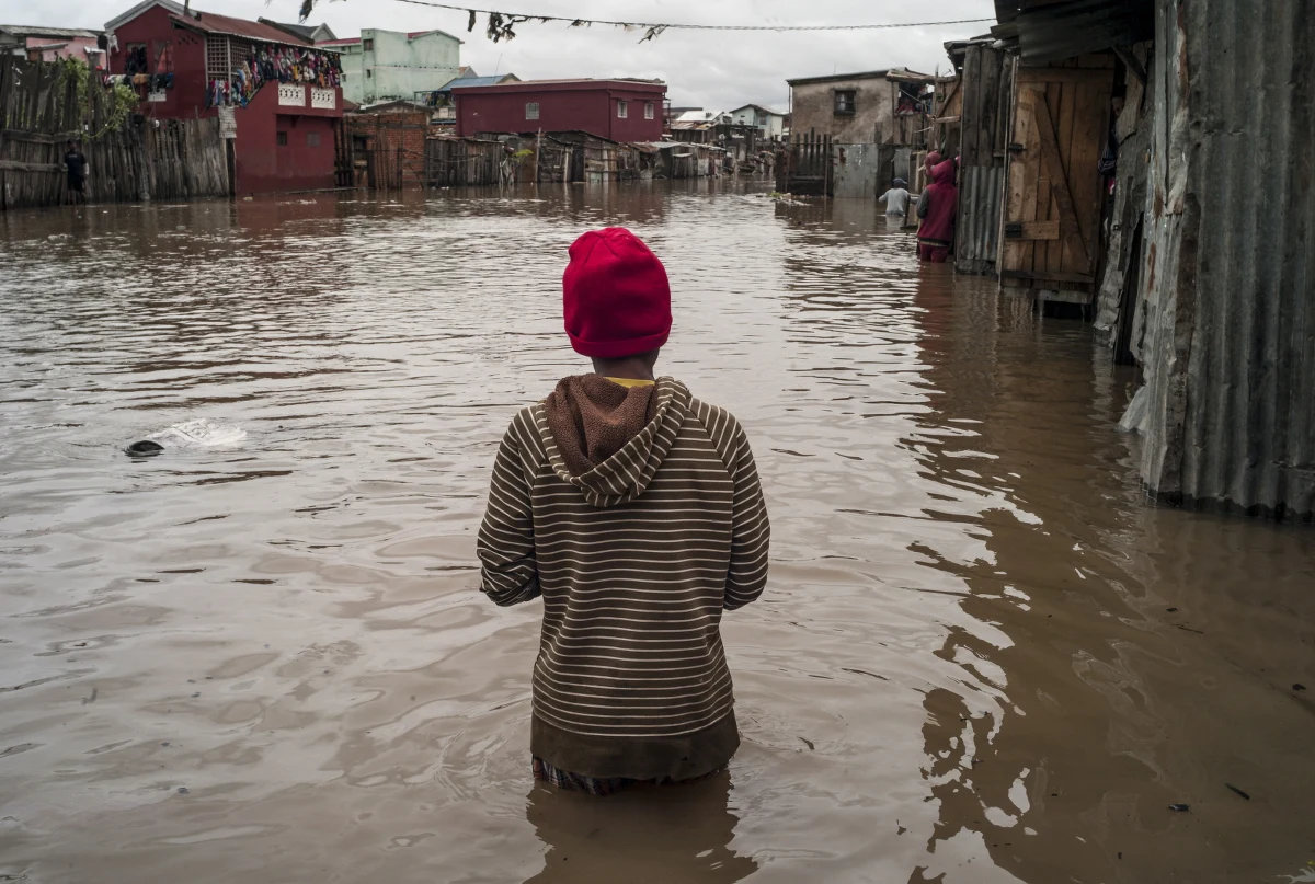 Burza tropikalna Ana zaatakowała z wielką siłą wschodnią Afrykę. Na Madagaskarze zginęły co najmniej 34 osoby, w Mozambiku dwie, a większą część Malawi żywioł całkowicie pozbawił prądu.