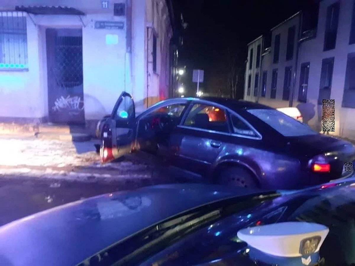 Pijany 39-latek bez prawa jazdy wjechał samochodem w jedną z kamienic w Sieradzu w woj. łódzkim. Co więcej, mężczyzna zaatakował interweniujących na miejscu policjantów. Jak się okazało, wcześniej kilkanaście razy kradł paliwo na stacjach benzynowych.