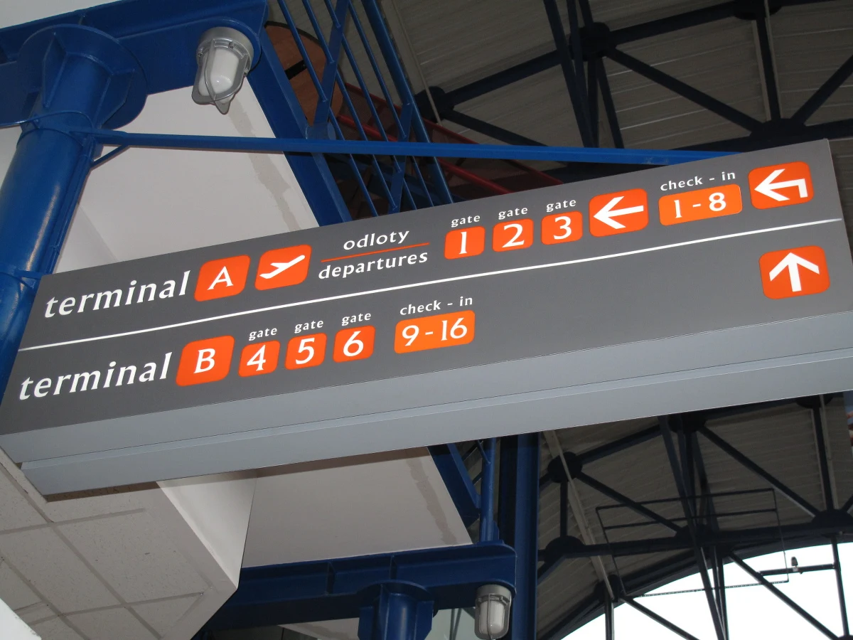 Wrocławskie lotnisko obsłużyło w ubiegłym roku ponad 1,4 mln pasażerów, mimo że ruch lotniczy przez cztery miesiące był praktycznie zawieszony. Połączenia tanich linii i czarterowe szybko się odbudowują – podano w komunikacie.