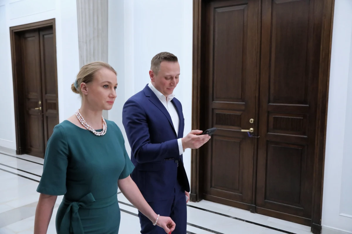 "Prokuratura wszczęła śledztwo w sprawie podszywania się od grudnia 2021 roku pod użytkowników ustalonych numerów telefonów oraz wykonywania połączeń głosowych zawiadamiających o fałszywych zdarzeniach" - poinformował rzecznik Prokuratury Regionalnej w Warszawie Marcin Saduś. Śledztwo dotyczy m.in. podszywania się pod numery telefonów m.in. żony senatora Koalicji Obywatelskiej Krzysztofa Brejzy oraz córki mecenasa Romana Giertycha.