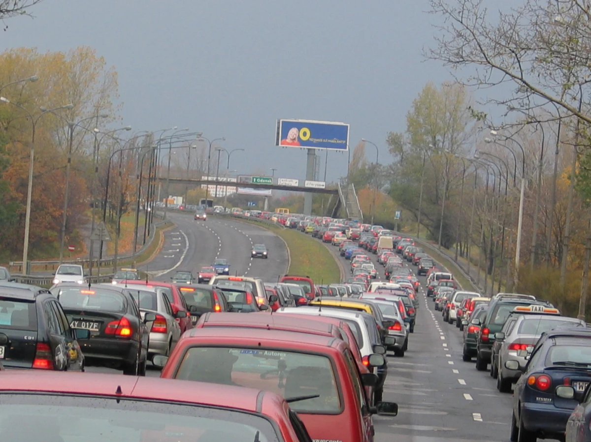 W środę rozpoczną się prace przy budowie kolejnego etapu kolektora Wiślanego. Zwężone będą pasy na jezdni Wisłostrady w kierunku Gdańska, tuż za mostem Śląsko-Dąbrowskim - poinformował stołeczny ratusz.