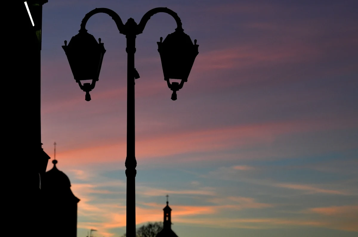 "W niektórych częściach miasta wyłączane będą wybrane lampy uliczne" - czytamy w komunikacie burmistrza Lubawy, 10-tysięcznego miasta na Warmii i Mazurach. W pozostałej części miejscowości lampy będą świeciły tylko od zachodu słońca do 23:00. Maciej Radtke informuje, że to przez podwyżki cen prądu.